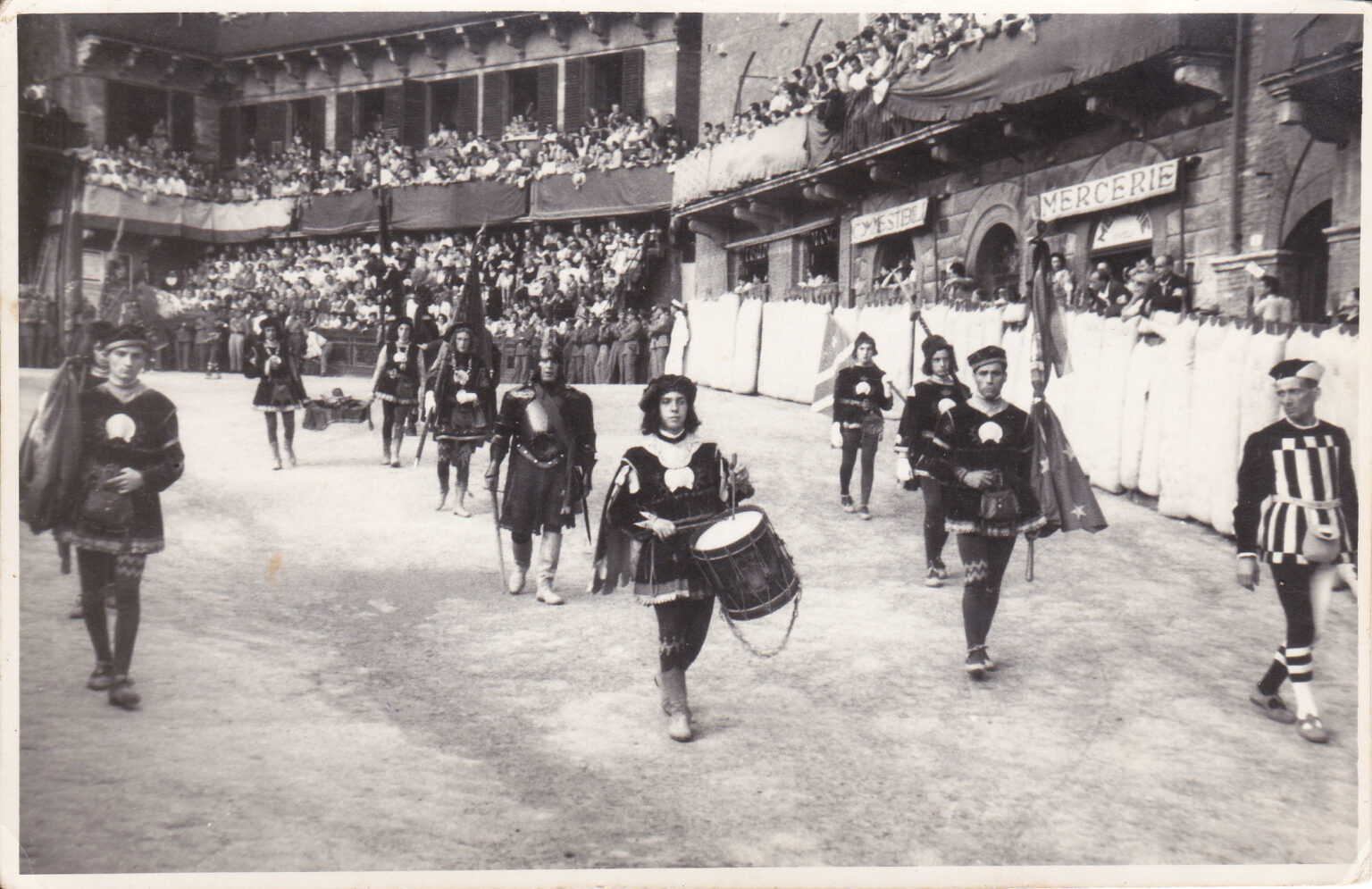 1928 (Rinnovo) - Comparsa in Piazza