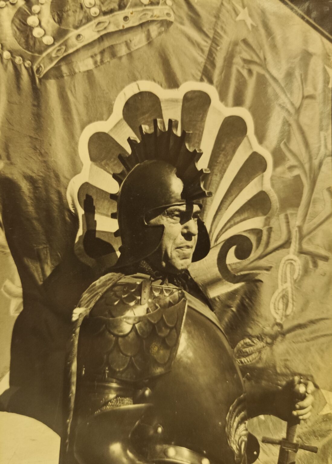 1928 (Rinnovo) - Duce con bandiera