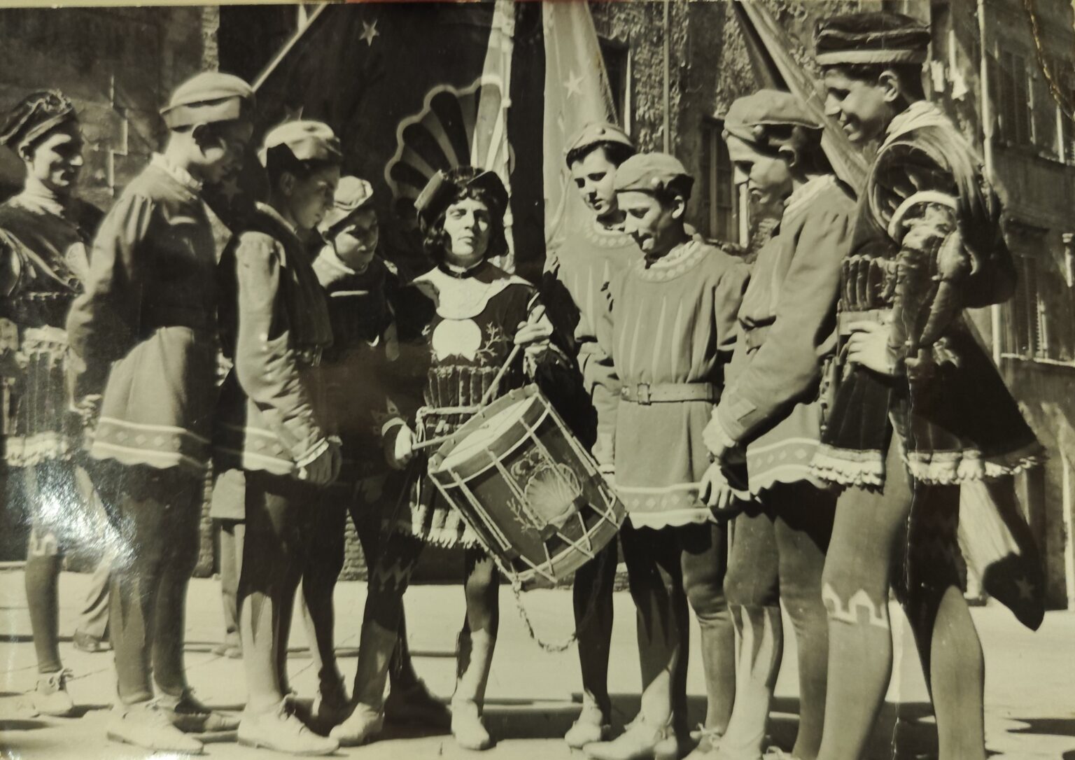 1928 (Rinnovo) - Tamburino e paggi nel rione